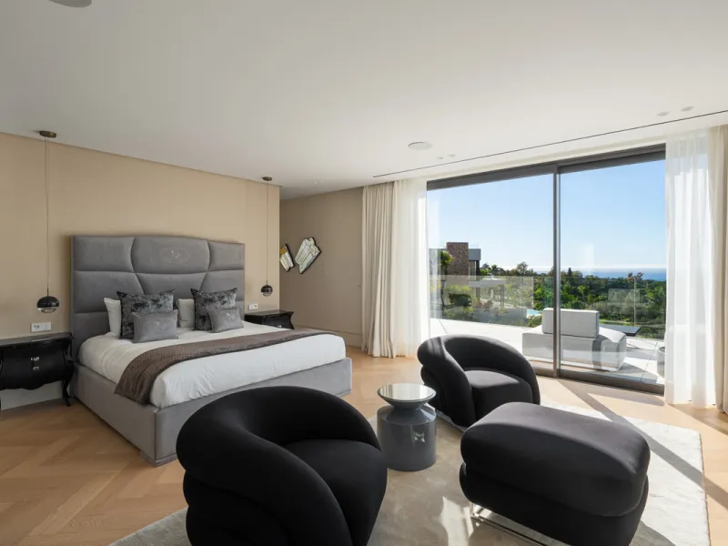 Neue zeitgenössische Villa mit Meerblick im Marbella Hill Club