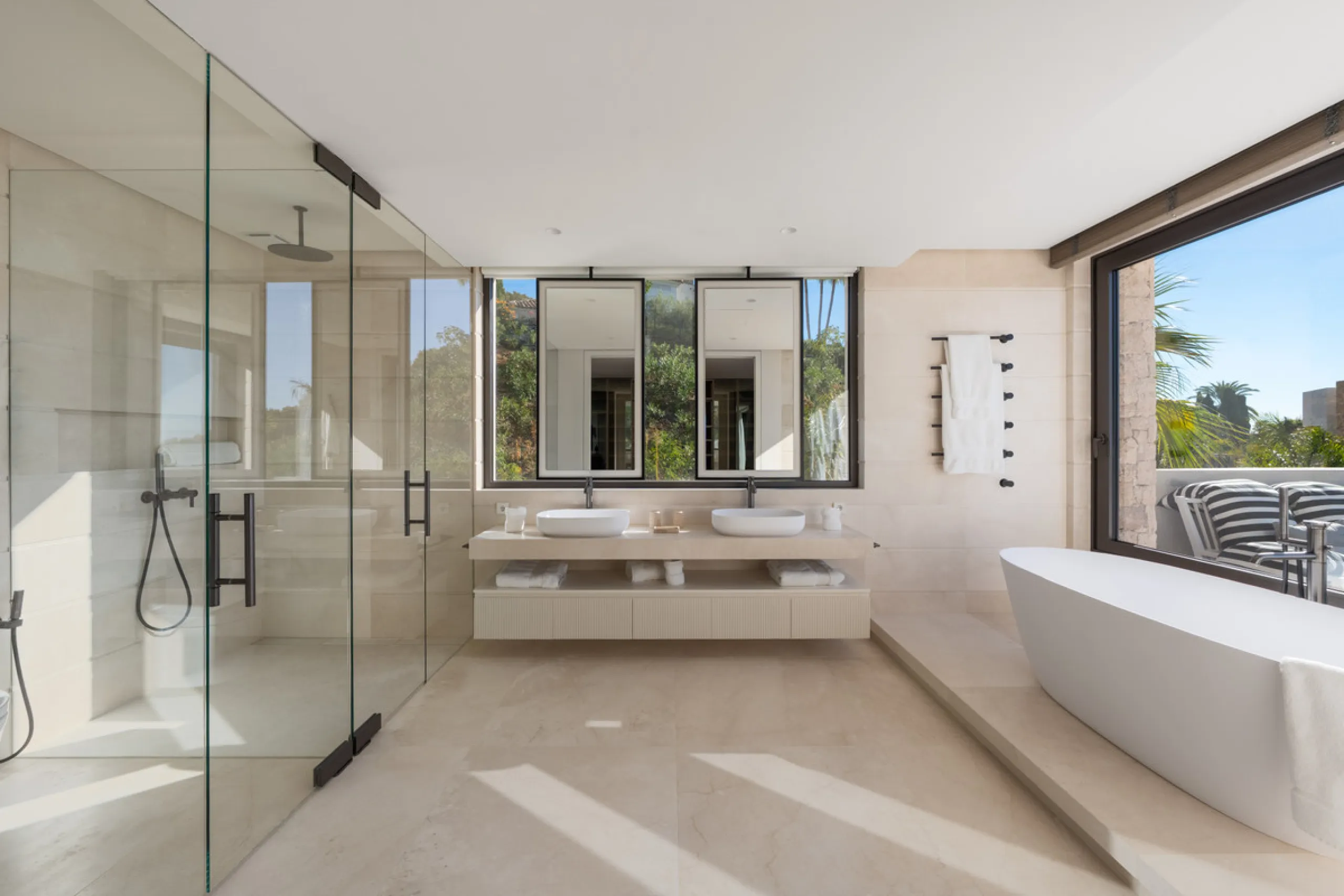 Neue zeitgenössische Villa mit Meerblick im Marbella Hill Club