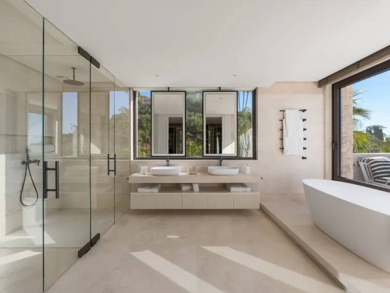 Neue zeitgenössische Villa mit Meerblick im Marbella Hill Club