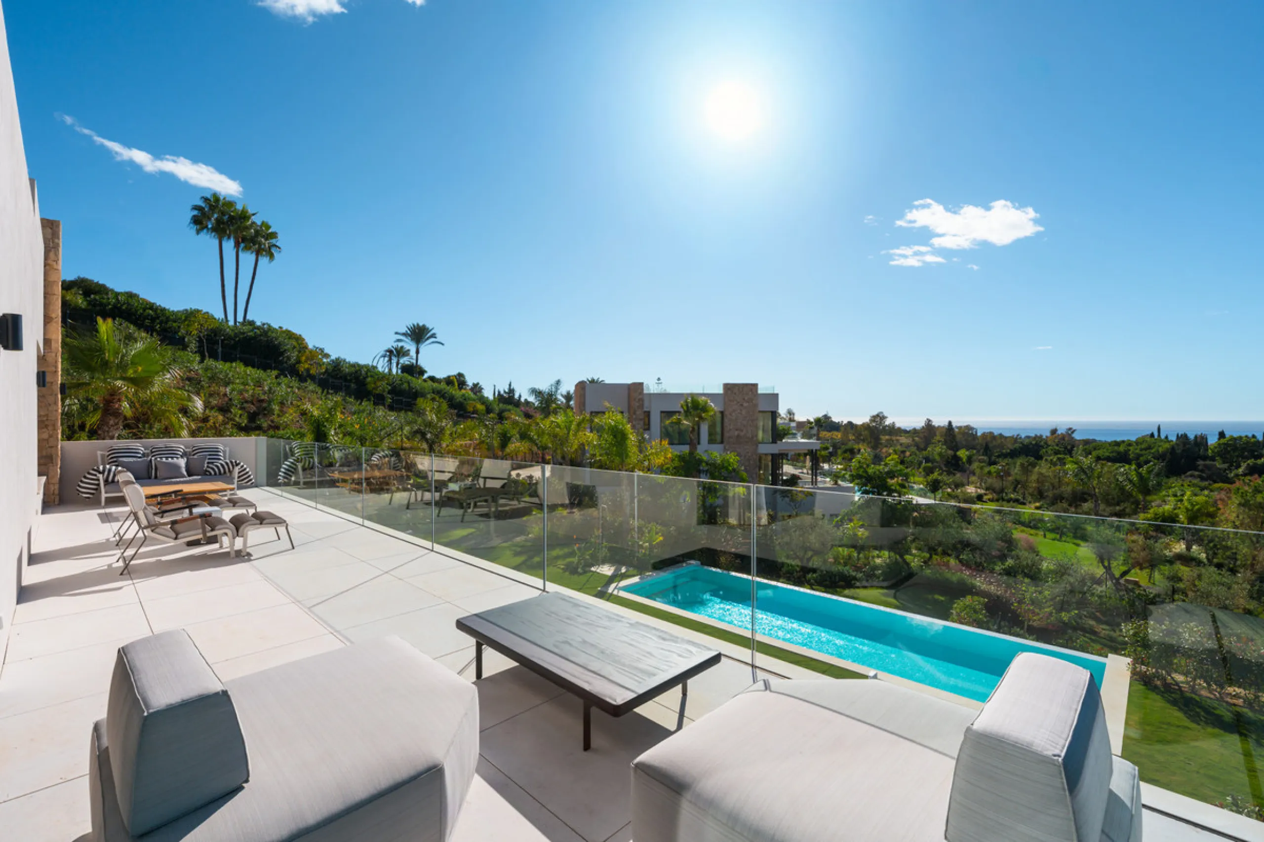 Neue zeitgenössische Villa mit Meerblick im Marbella Hill Club