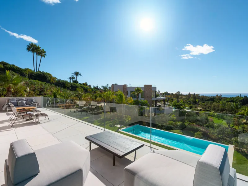 Neue zeitgenössische Villa mit Meerblick im Marbella Hill Club