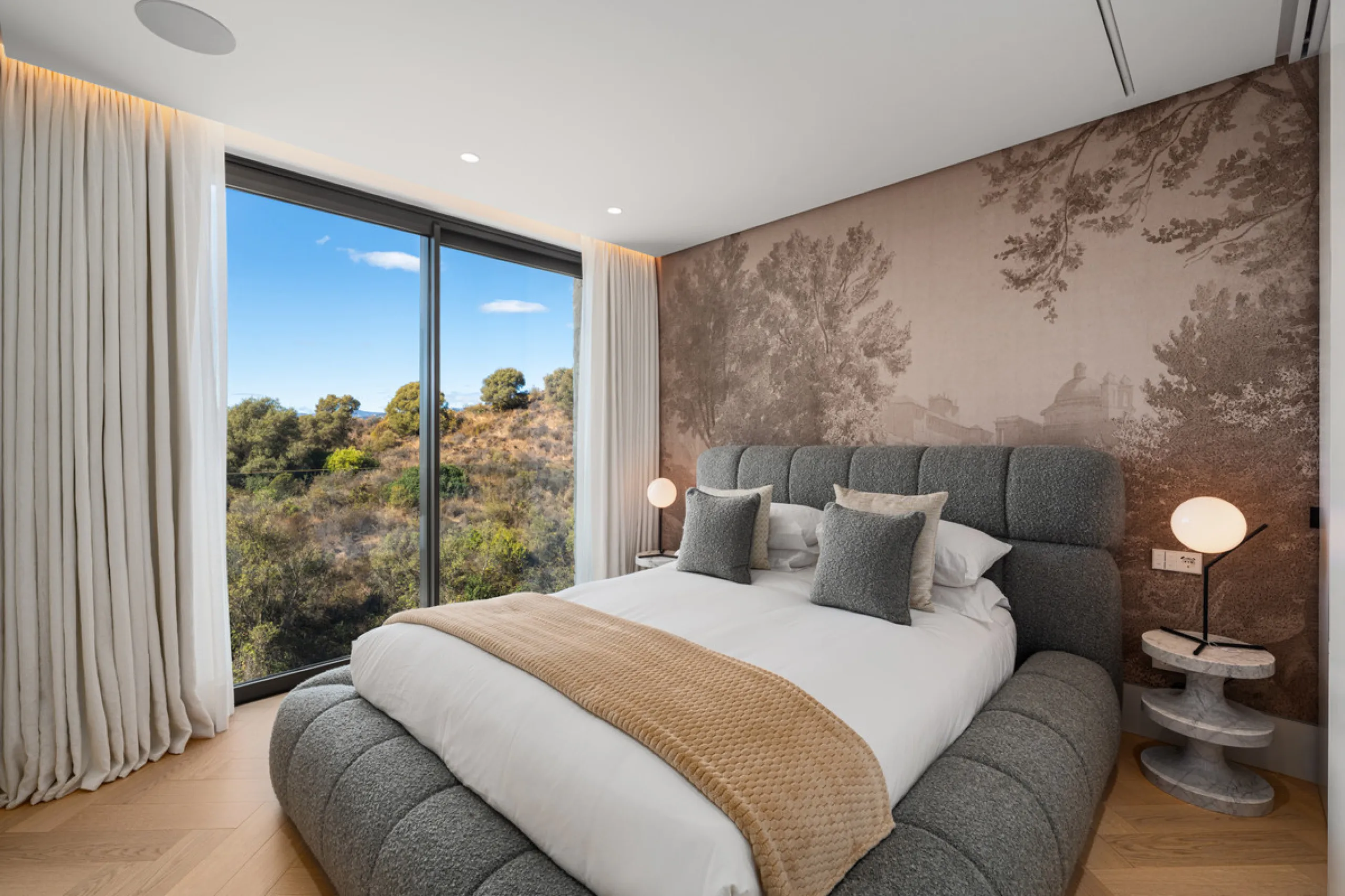 Neue zeitgenössische Villa mit Meerblick im Marbella Hill Club