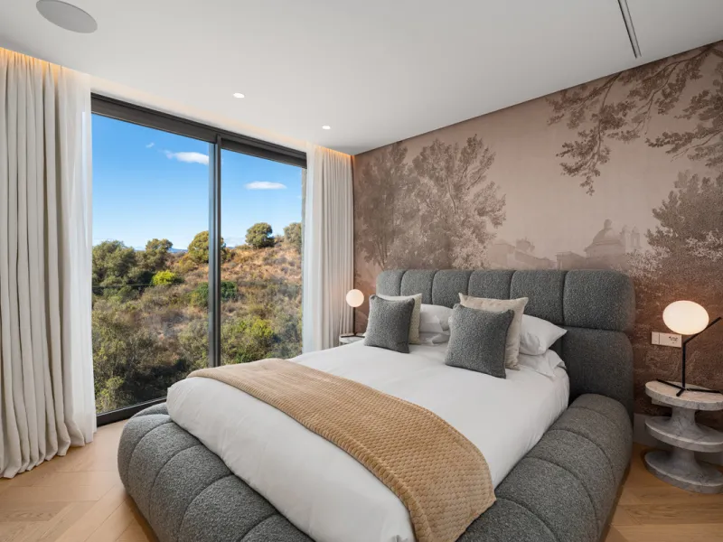 Neue zeitgenössische Villa mit Meerblick im Marbella Hill Club