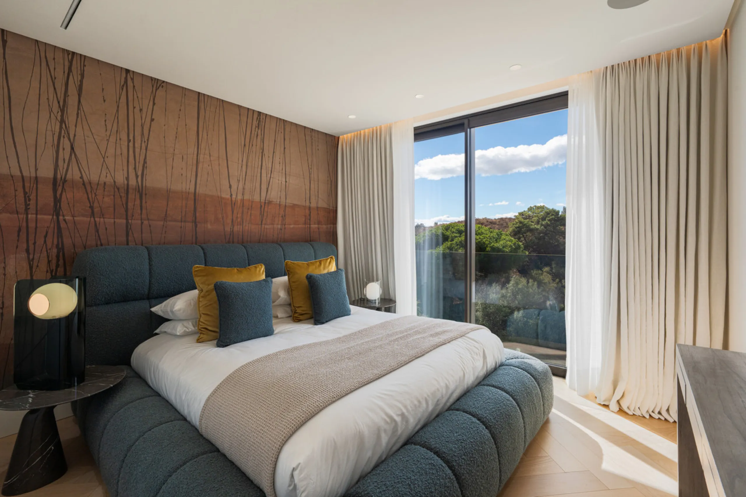 Neue zeitgenössische Villa mit Meerblick im Marbella Hill Club