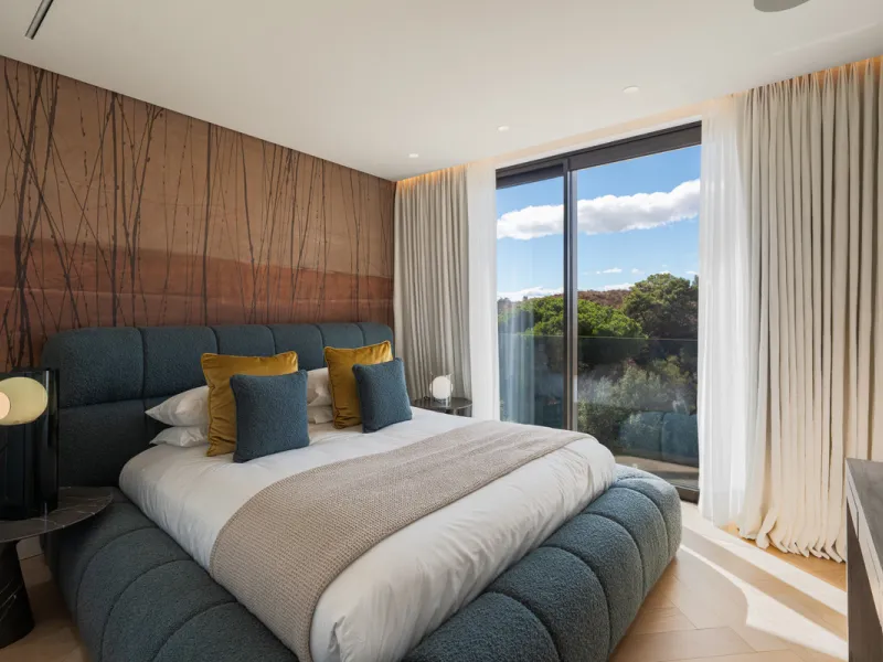 Neue zeitgenössische Villa mit Meerblick im Marbella Hill Club