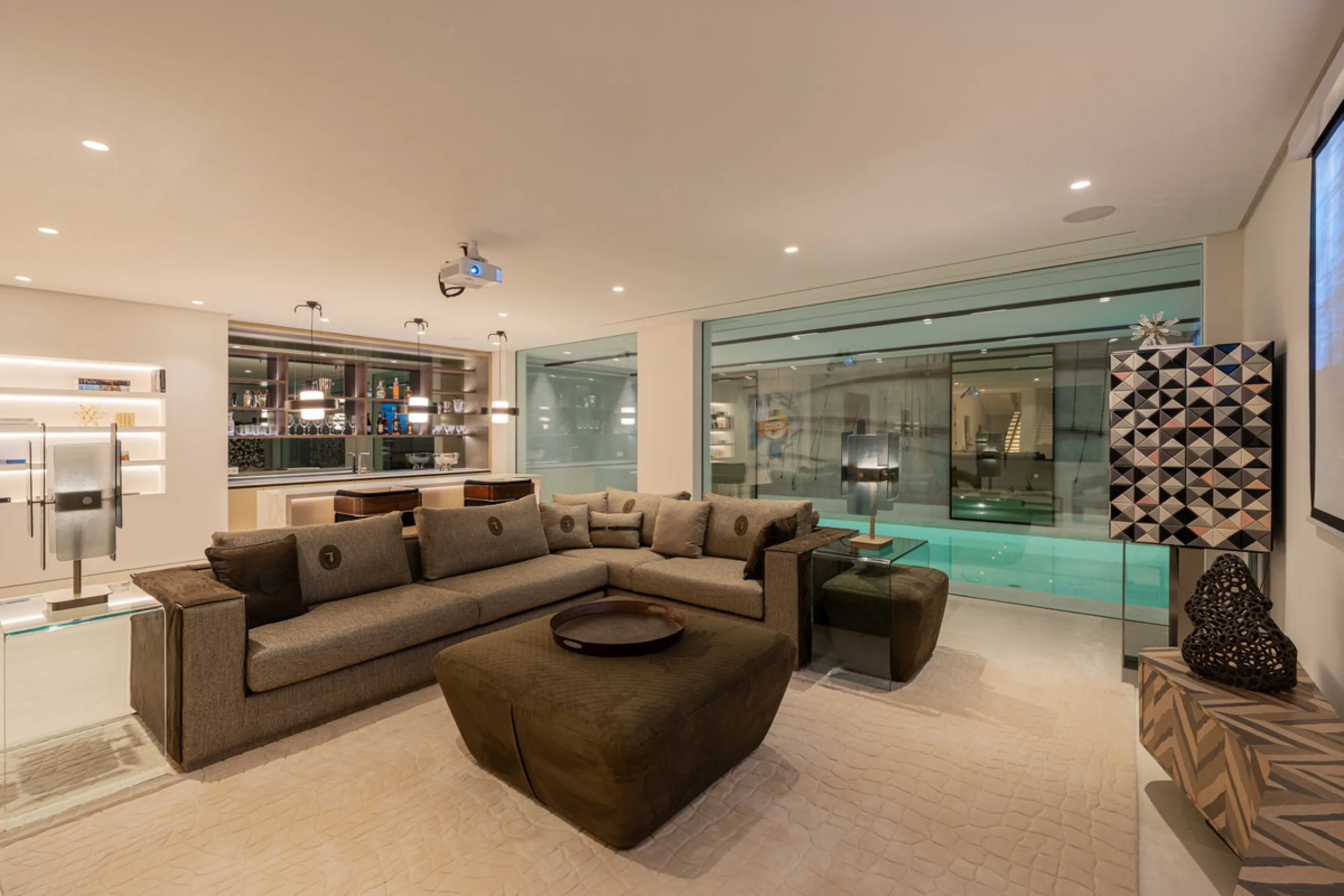 Neue zeitgenössische Villa mit Meerblick im Marbella Hill Club