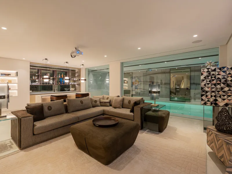Neue zeitgenössische Villa mit Meerblick im Marbella Hill Club