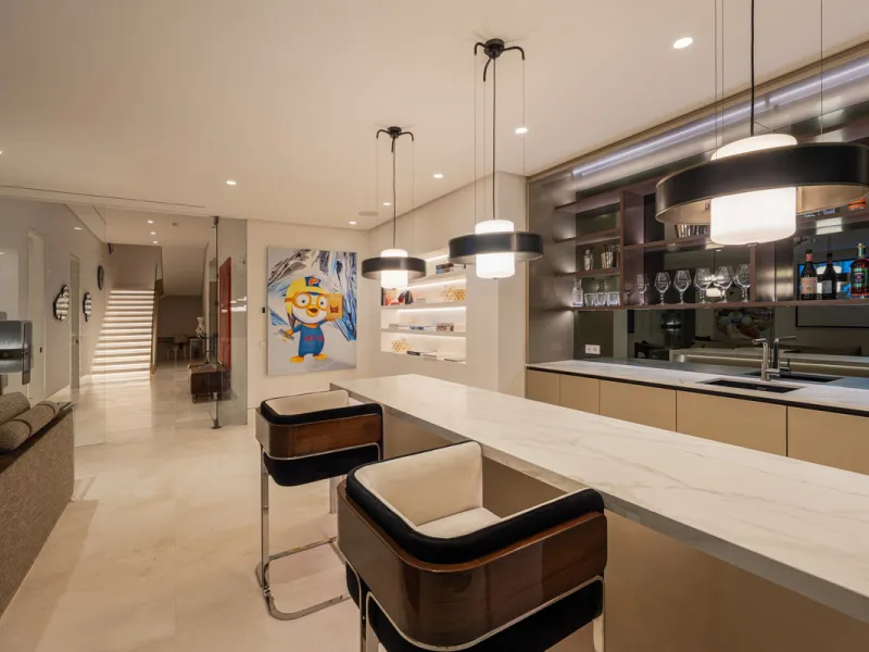 Neue zeitgenössische Villa mit Meerblick im Marbella Hill Club