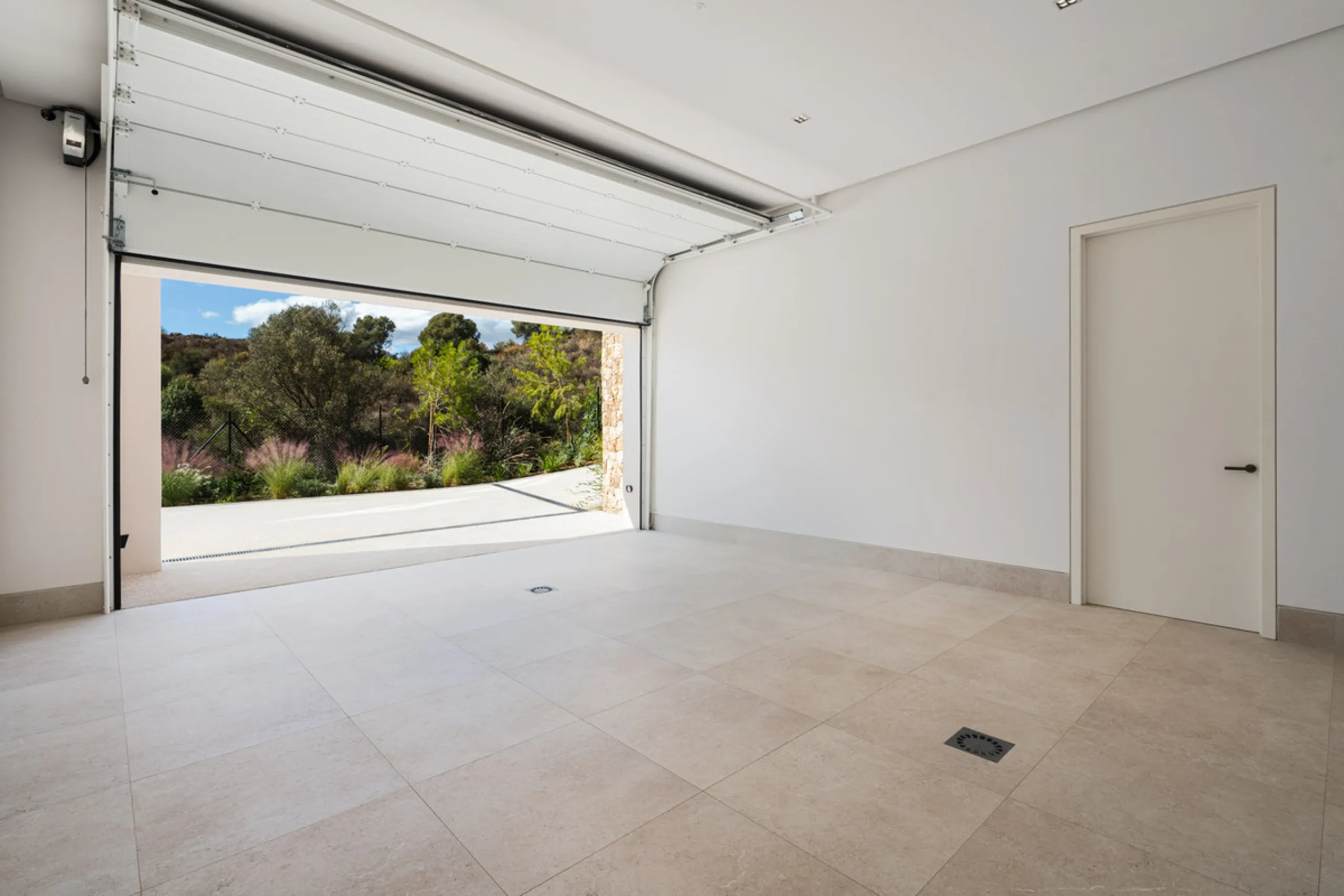 Neue zeitgenössische Villa mit Meerblick im Marbella Hill Club