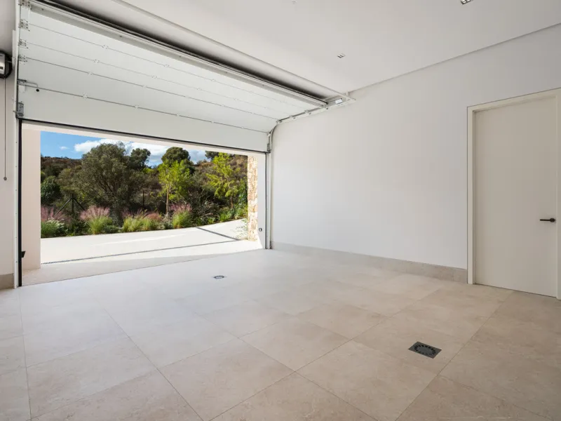 Neue zeitgenössische Villa mit Meerblick im Marbella Hill Club