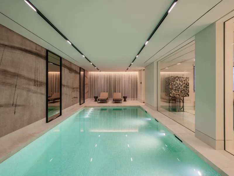 Neue zeitgenössische Villa mit Meerblick im Marbella Hill Club