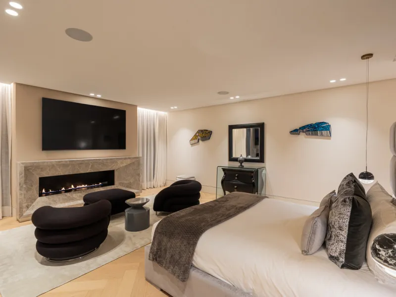Neue zeitgenössische Villa mit Meerblick im Marbella Hill Club