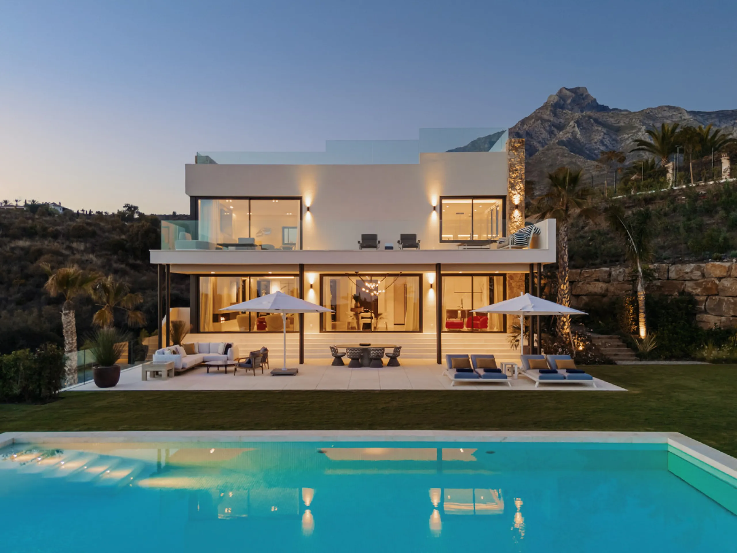 Neue zeitgenössische Villa mit Meerblick im Marbella Hill Club