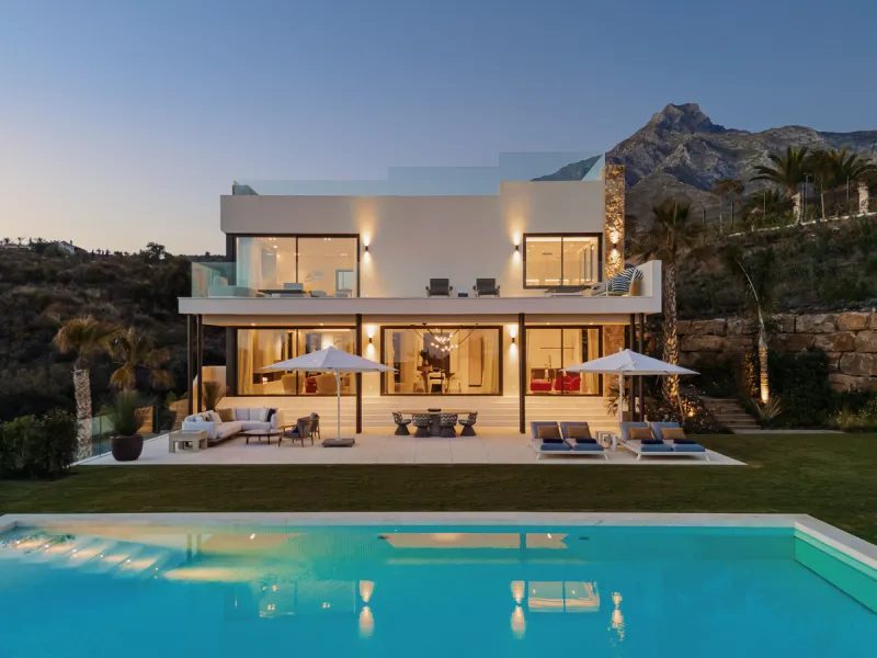 Neue zeitgenössische Villa mit Meerblick im Marbella Hill Club