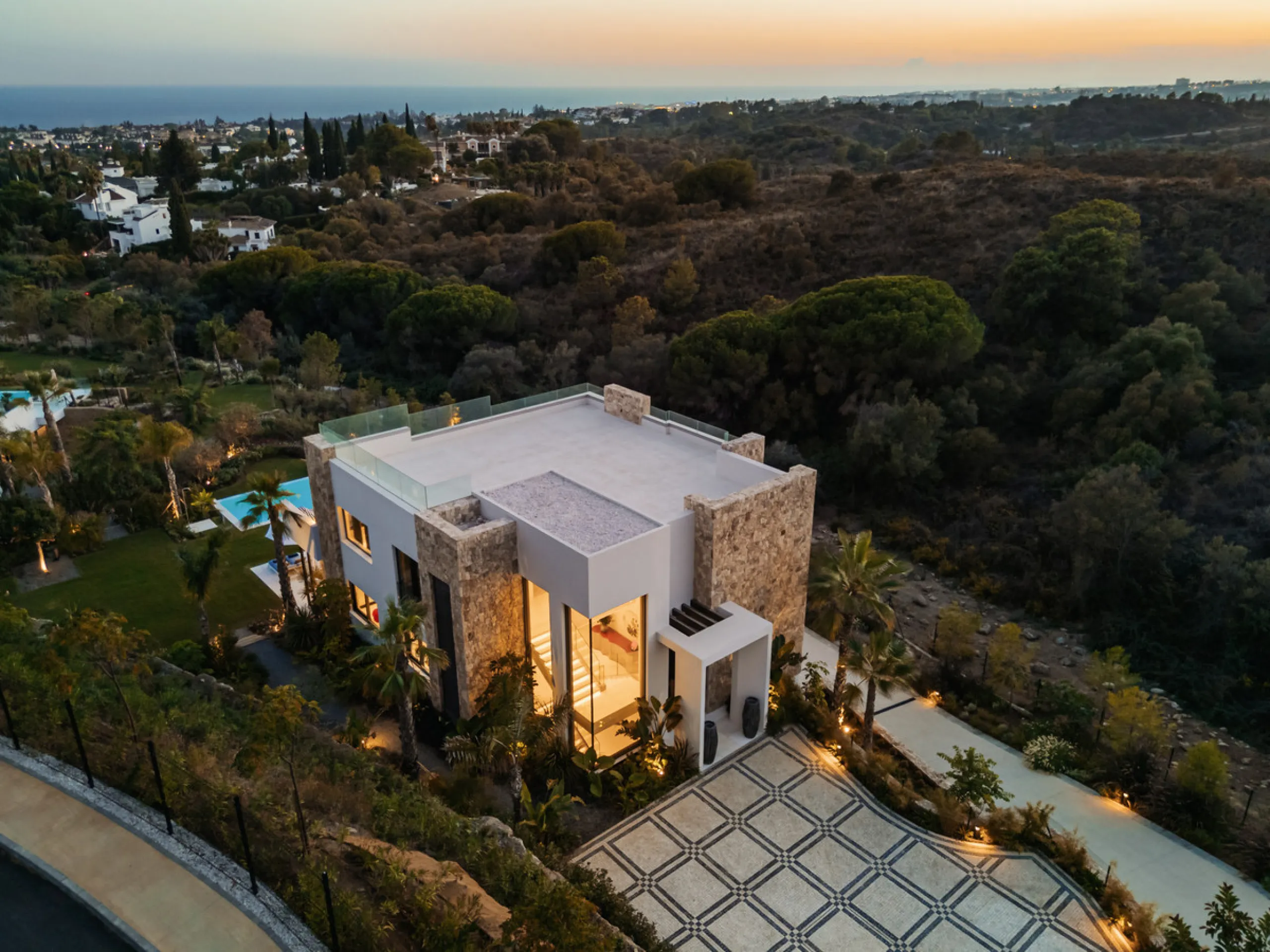 Neue zeitgenössische Villa mit Meerblick im Marbella Hill Club