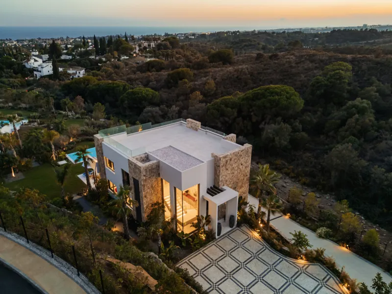 Neue zeitgenössische Villa mit Meerblick im Marbella Hill Club