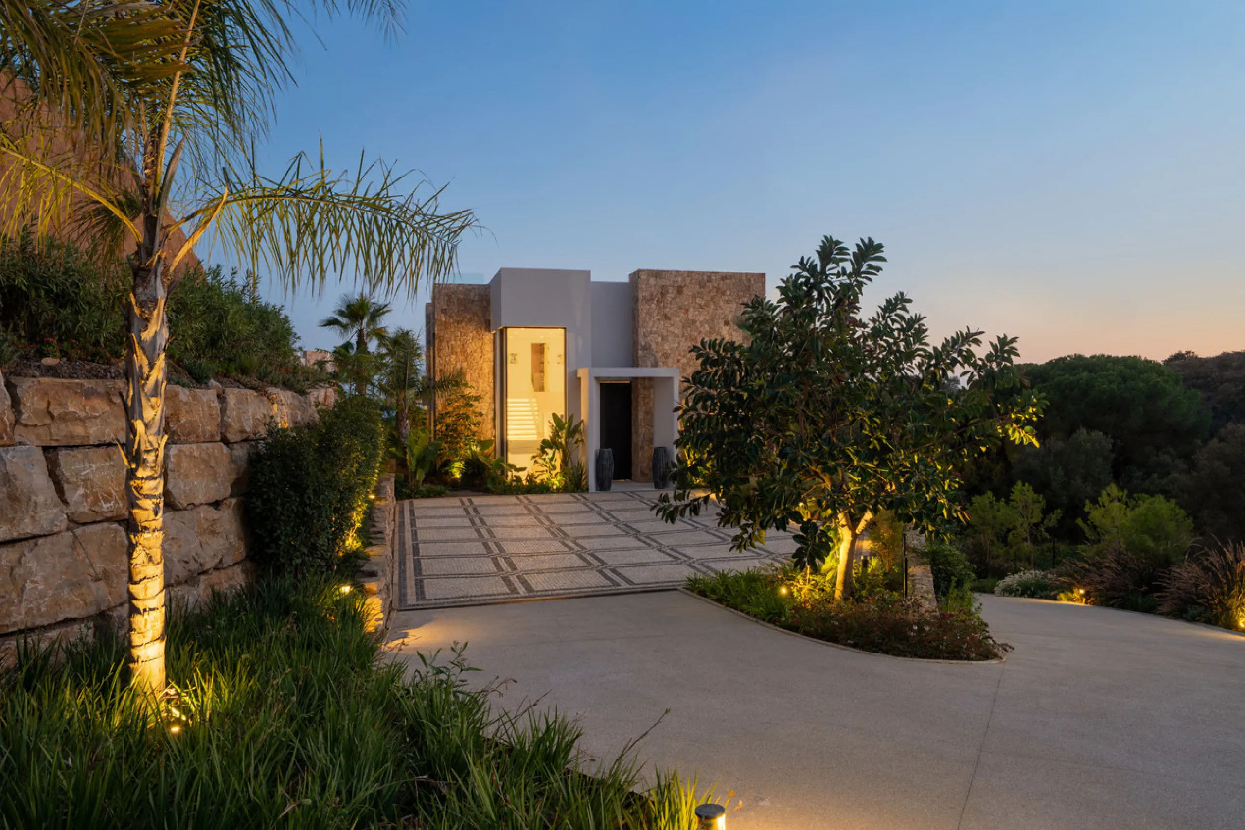 Neue zeitgenössische Villa mit Meerblick im Marbella Hill Club