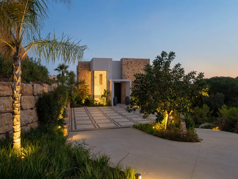 Neue zeitgenössische Villa mit Meerblick im Marbella Hill Club
