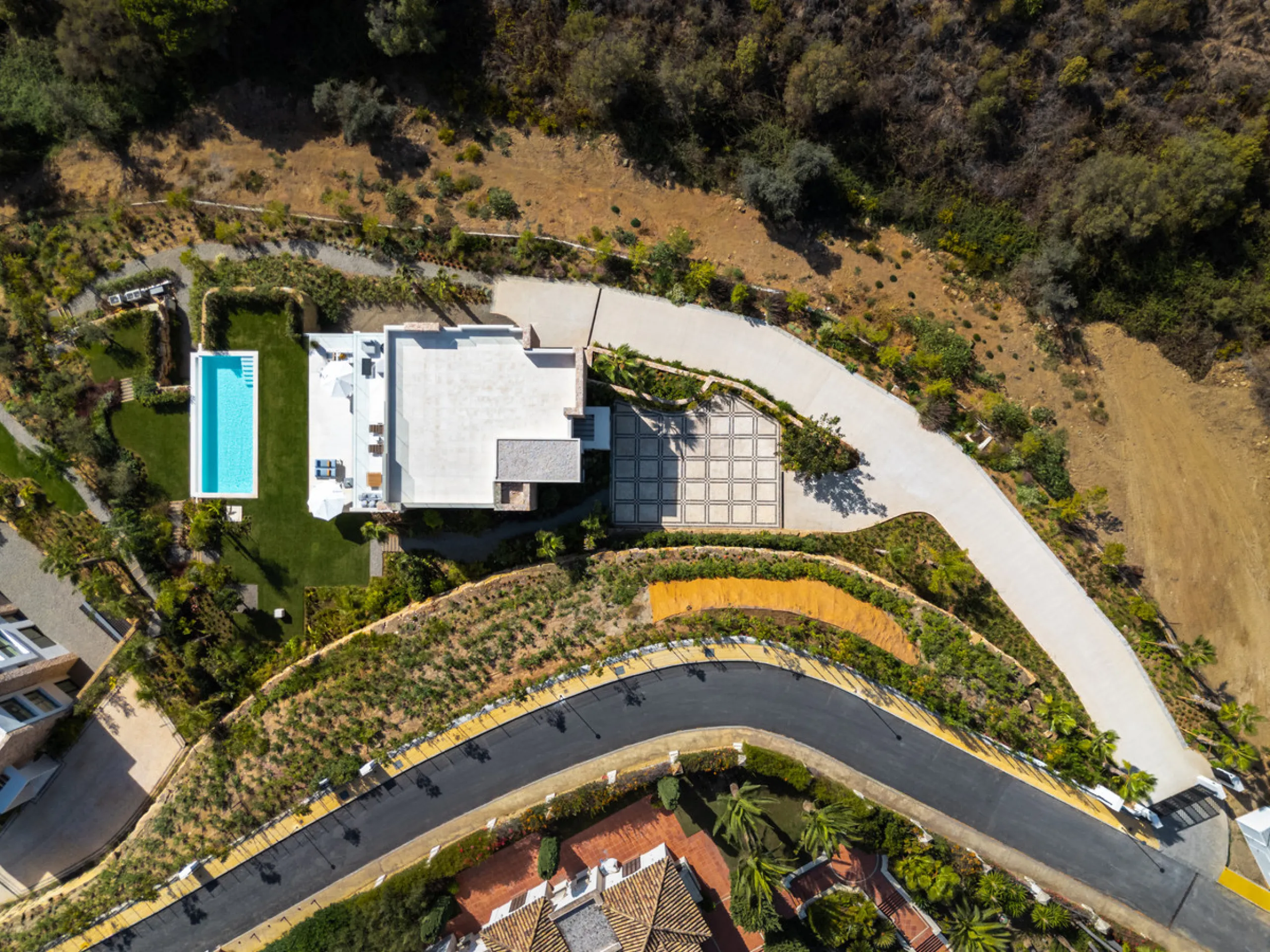 Neue zeitgenössische Villa mit Meerblick im Marbella Hill Club