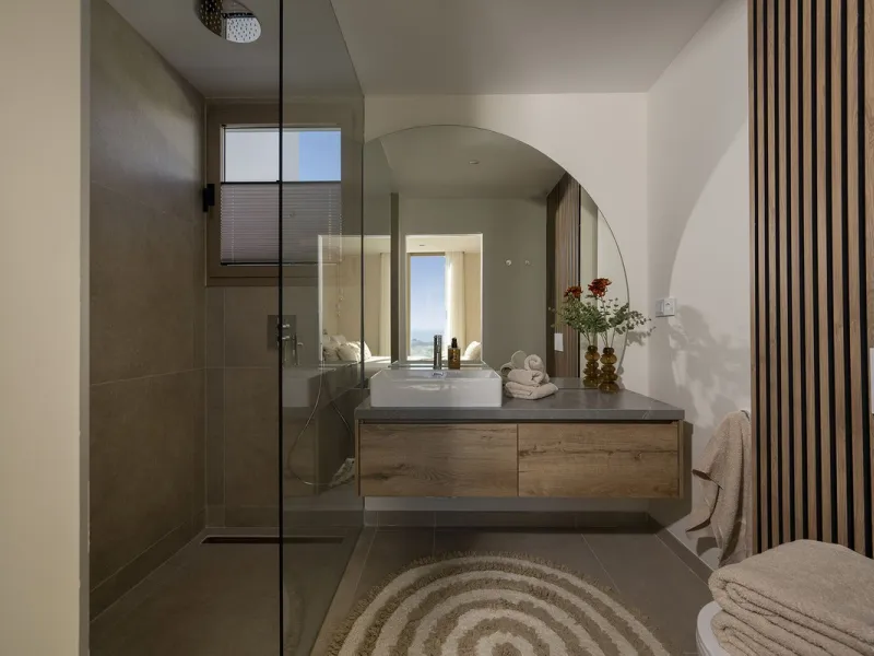 Amazing key ready 2-bedroom penthouse in La Cala de Mijas, boasting spectacular sea views. The upper level features a solarium with an outdoor kitchen and a jacuzzi. This boutique development prioritizes quality, functionality, and design, providing an ex