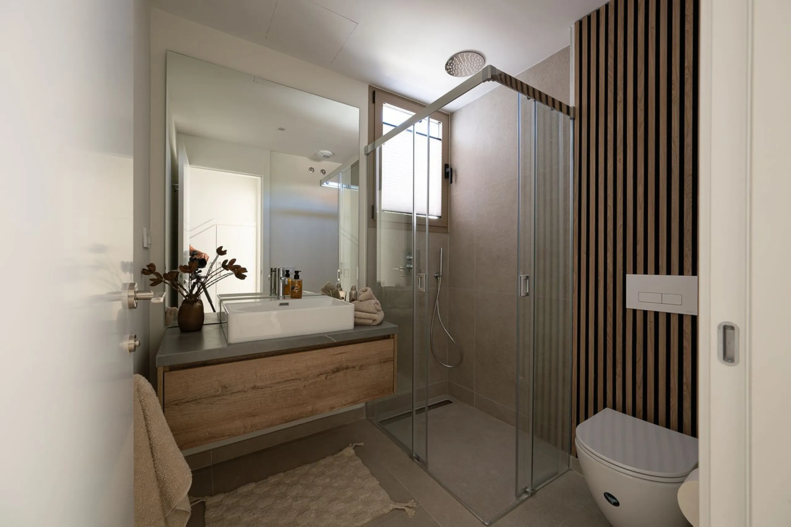 Amazing key ready 2-bedroom penthouse in La Cala de Mijas, boasting spectacular sea views. The upper level features a solarium with an outdoor kitchen and a jacuzzi. This boutique development prioritizes quality, functionality, and design, providing an ex