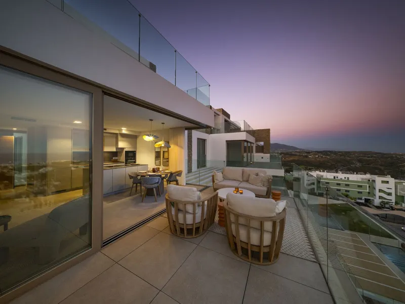 Amazing key ready 2-bedroom penthouse in La Cala de Mijas, boasting spectacular sea views. The upper level features a solarium with an outdoor kitchen and a jacuzzi. This boutique development prioritizes quality, functionality, and design, providing an ex