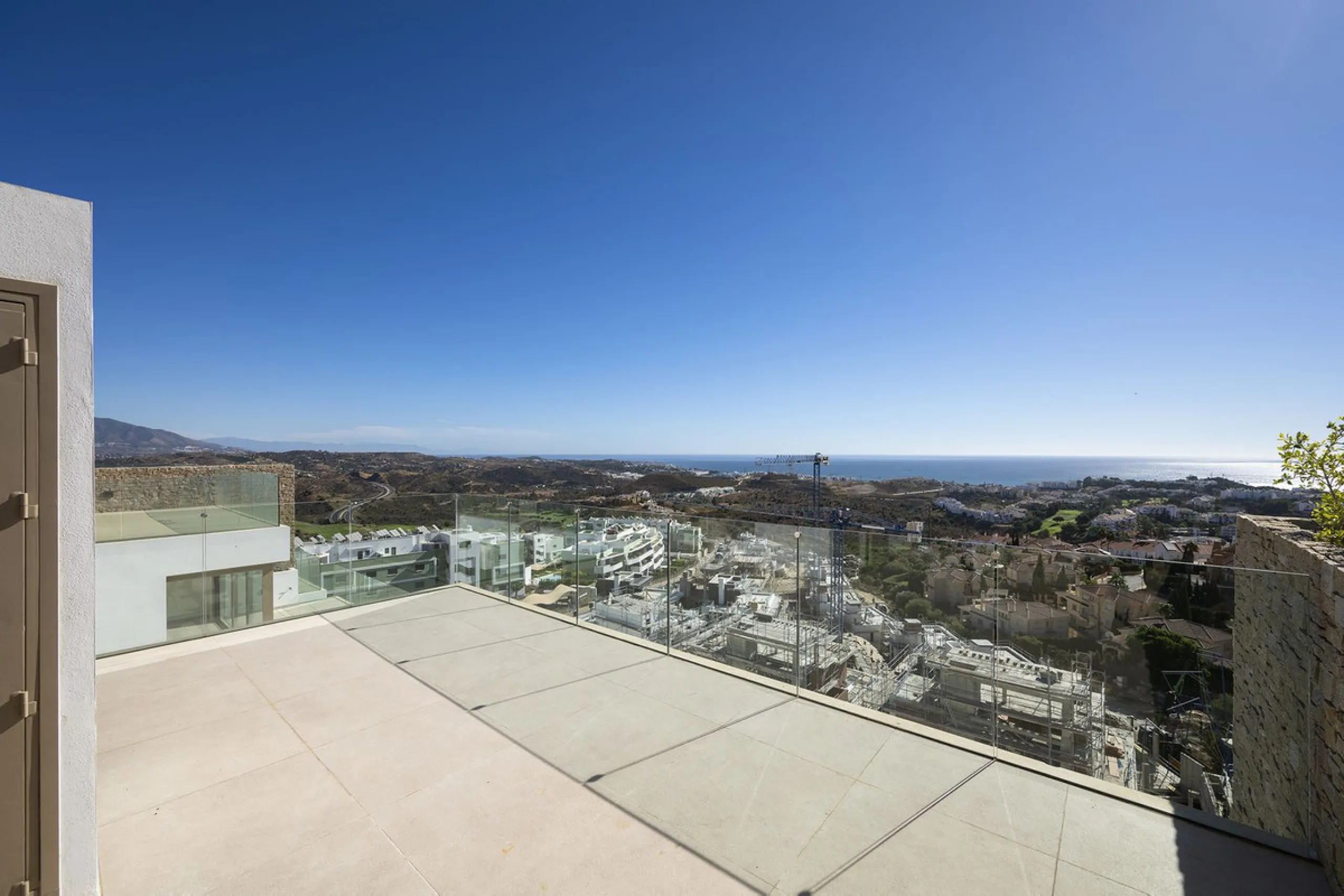 Amazing key ready 2-bedroom penthouse in La Cala de Mijas, boasting spectacular sea views. The upper level features a solarium with an outdoor kitchen and a jacuzzi. This boutique development prioritizes quality, functionality, and design, providing an ex