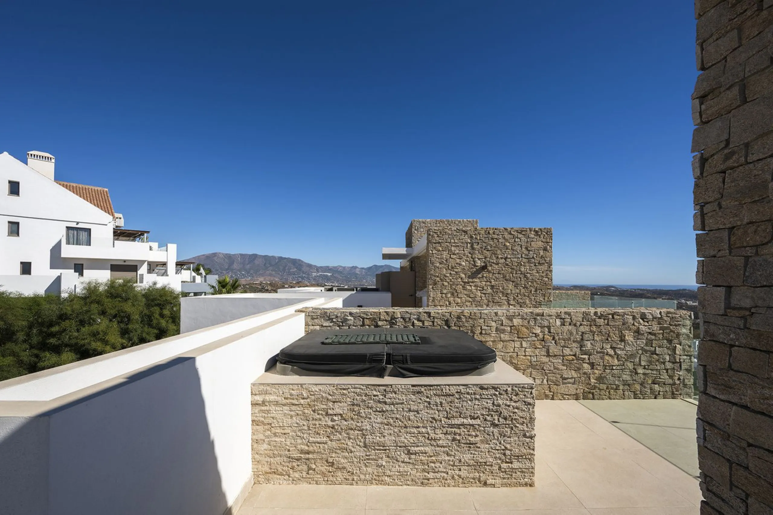 Amazing key ready 2-bedroom penthouse in La Cala de Mijas, boasting spectacular sea views. The upper level features a solarium with an outdoor kitchen and a jacuzzi. This boutique development prioritizes quality, functionality, and design, providing an ex