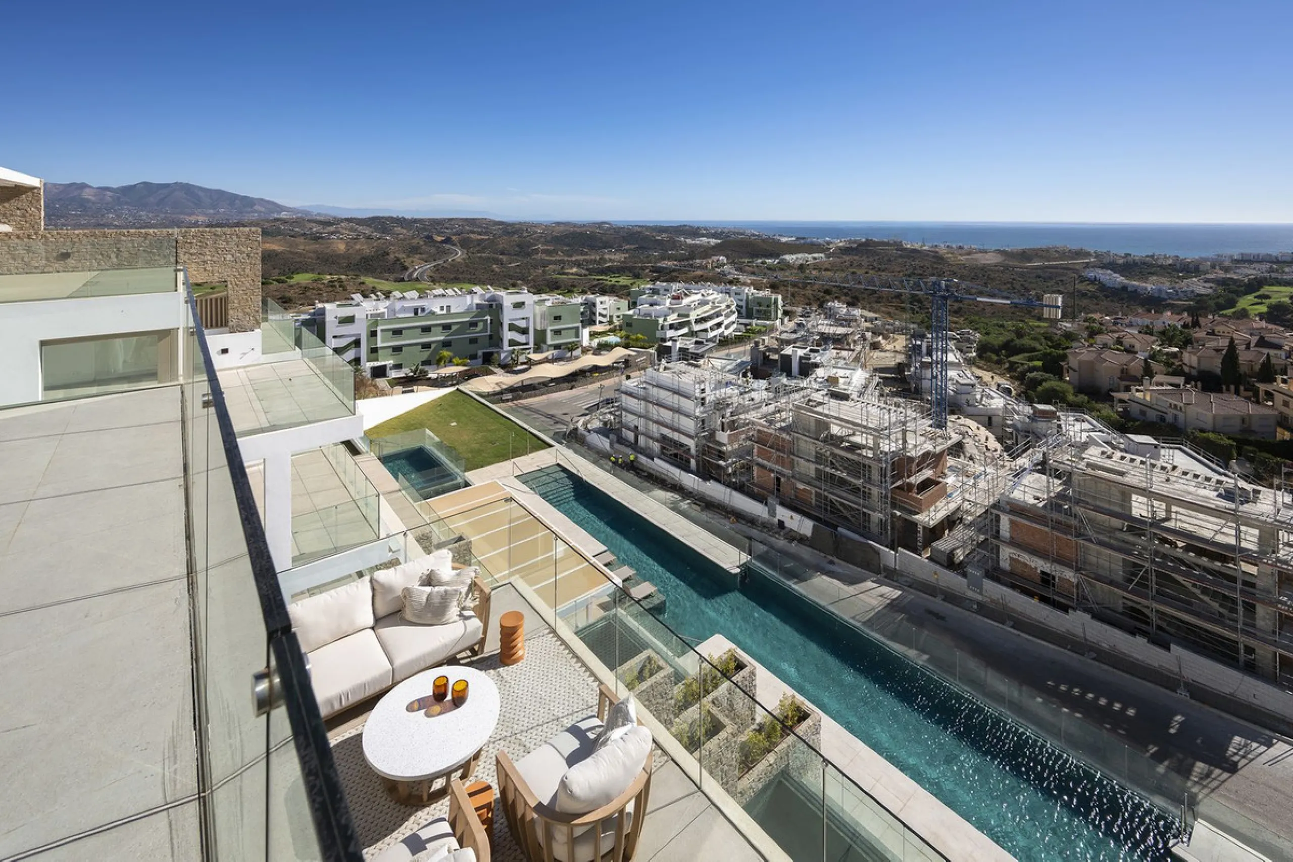 Amazing key ready 2-bedroom penthouse in La Cala de Mijas, boasting spectacular sea views. The upper level features a solarium with an outdoor kitchen and a jacuzzi. This boutique development prioritizes quality, functionality, and design, providing an ex