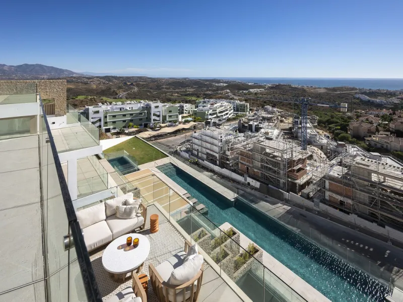 Amazing key ready 2-bedroom penthouse in La Cala de Mijas, boasting spectacular sea views. The upper level features a solarium with an outdoor kitchen and a jacuzzi. This boutique development prioritizes quality, functionality, and design, providing an ex