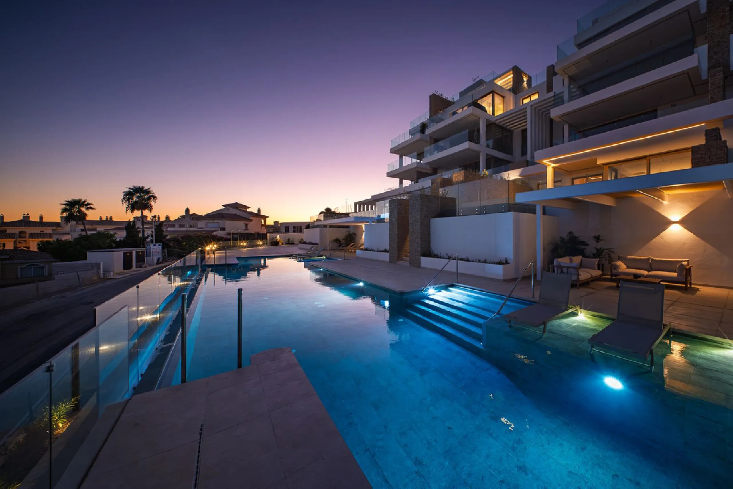 Amazing key ready 2-bedroom penthouse in La Cala de Mijas, boasting spectacular sea views. The upper level features a solarium with an outdoor kitchen and a jacuzzi. This boutique development prioritizes quality, functionality, and design, providing an ex
