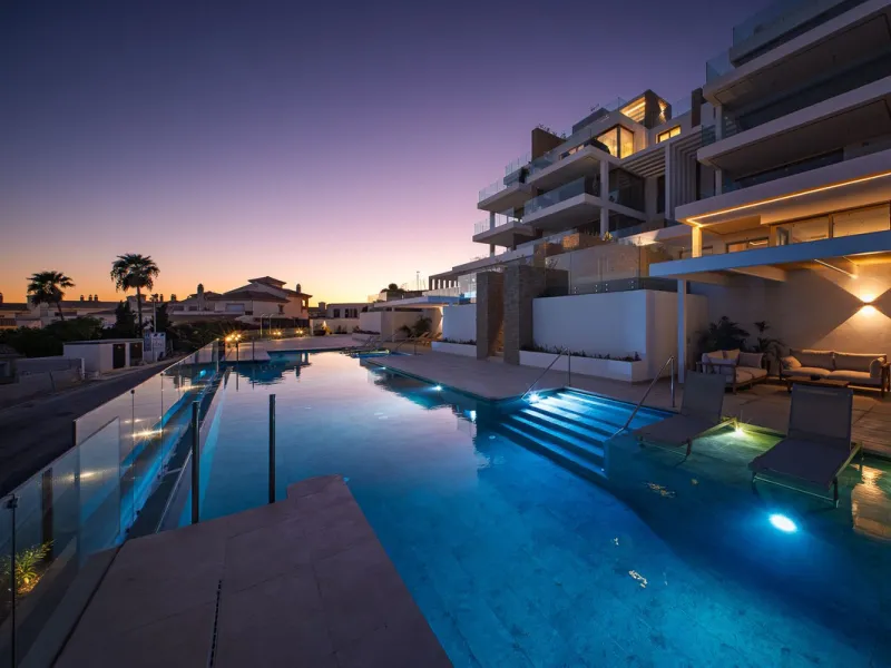 Amazing key ready 2-bedroom penthouse in La Cala de Mijas, boasting spectacular sea views. The upper level features a solarium with an outdoor kitchen and a jacuzzi. This boutique development prioritizes quality, functionality, and design, providing an ex
