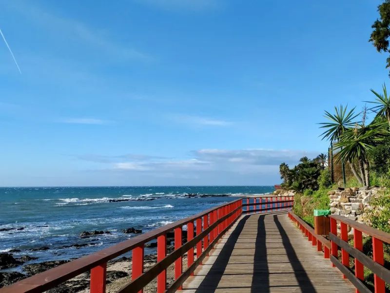 Amazing key ready 2-bedroom penthouse in La Cala de Mijas, boasting spectacular sea views. The upper level features a solarium with an outdoor kitchen and a jacuzzi. This boutique development prioritizes quality, functionality, and design, providing an ex