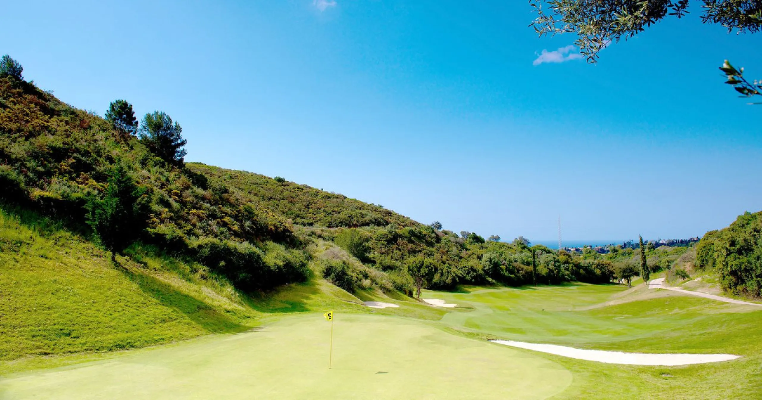 Amazing key ready 2-bedroom penthouse in La Cala de Mijas, boasting spectacular sea views. The upper level features a solarium with an outdoor kitchen and a jacuzzi. This boutique development prioritizes quality, functionality, and design, providing an ex