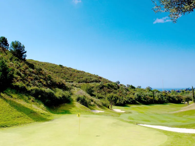 Amazing key ready 2-bedroom penthouse in La Cala de Mijas, boasting spectacular sea views. The upper level features a solarium with an outdoor kitchen and a jacuzzi. This boutique development prioritizes quality, functionality, and design, providing an ex