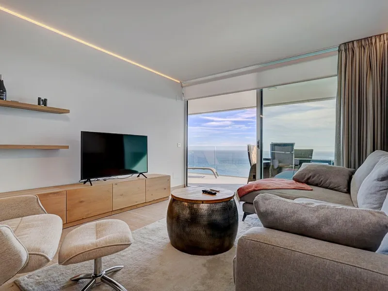 This modern apartment, located in the sought-after residential area of El Higueron, offers stunning sea views from both the living area and the main bedroom. Ideally situated within walking distance of the beach, train station, a nearby 5-star hotel, and 