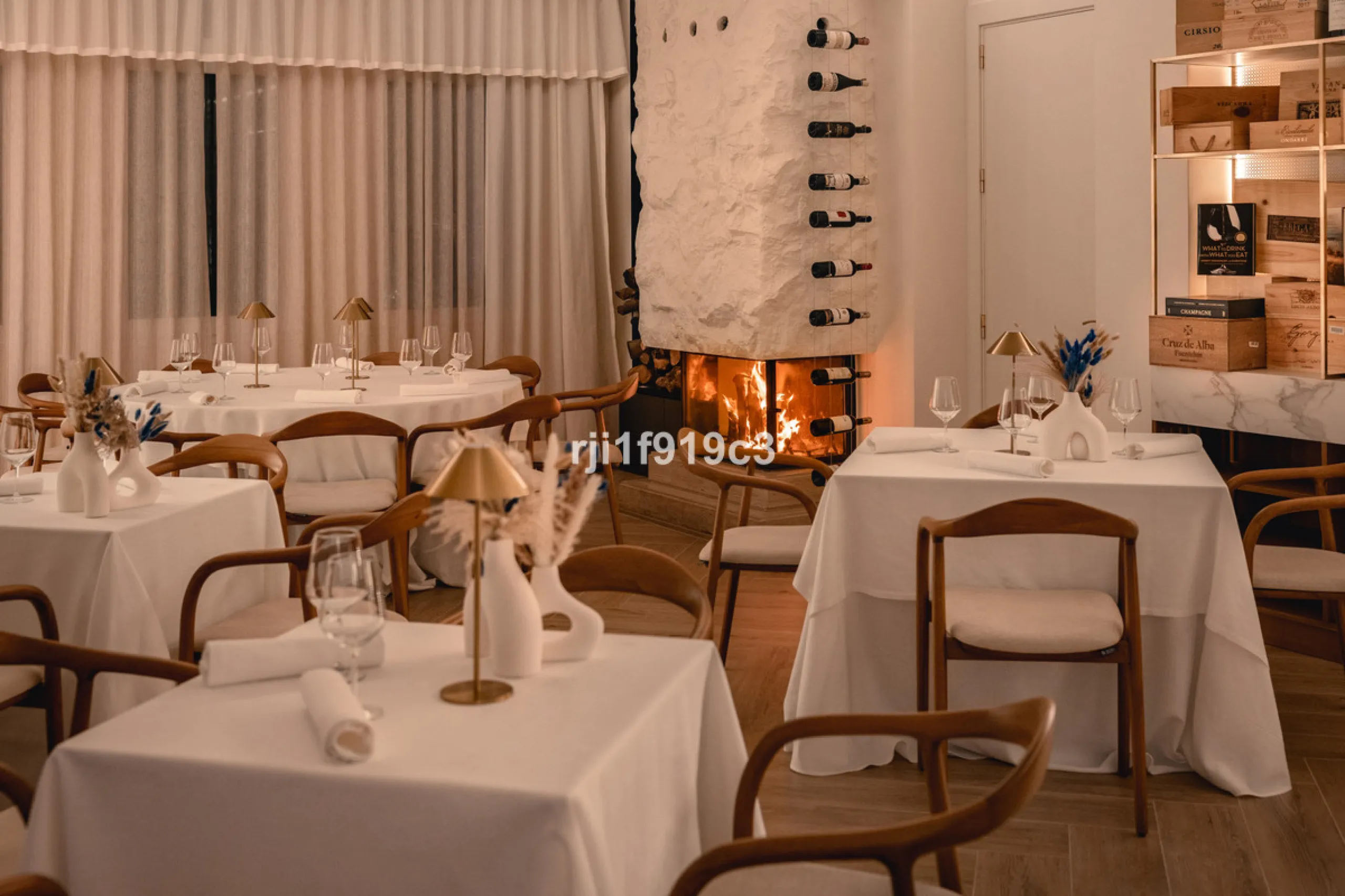 Wunderbares Apartment in der renommierten Wohnanlage Elviria Hills, einer der exklusivsten und begehrtesten Lagen im Osten von Marbella. Dieses elegante Apartment mit 103 m² zeichnet sich durch Großzügigkeit, Helligkeit und ein unvergleichliches Qualitätsniveau aus