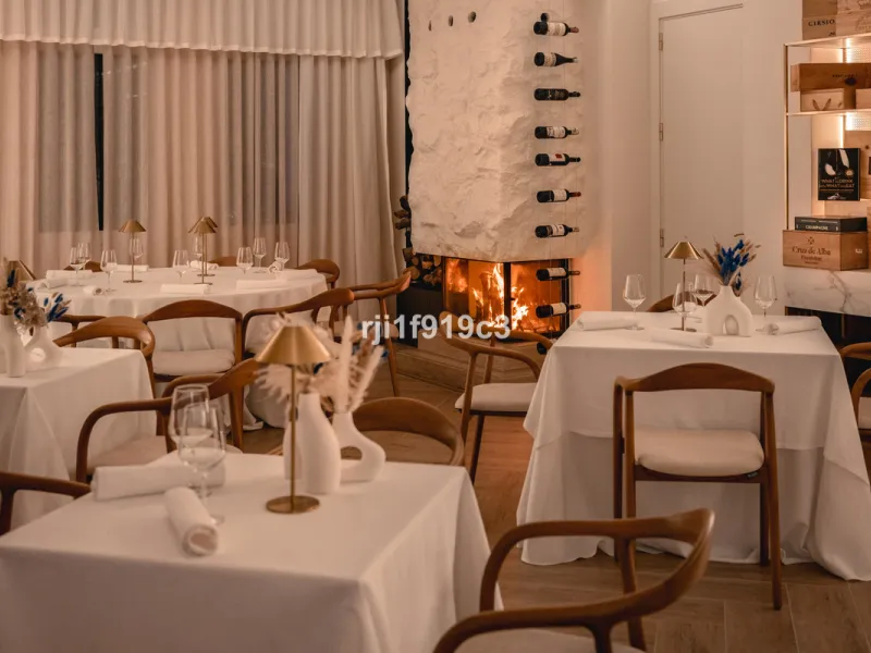 Wunderbares Apartment in der renommierten Wohnanlage Elviria Hills, einer der exklusivsten und begehrtesten Lagen im Osten von Marbella. Dieses elegante Apartment mit 103 m² zeichnet sich durch Großzügigkeit, Helligkeit und ein unvergleichliches Qualitätsniveau aus