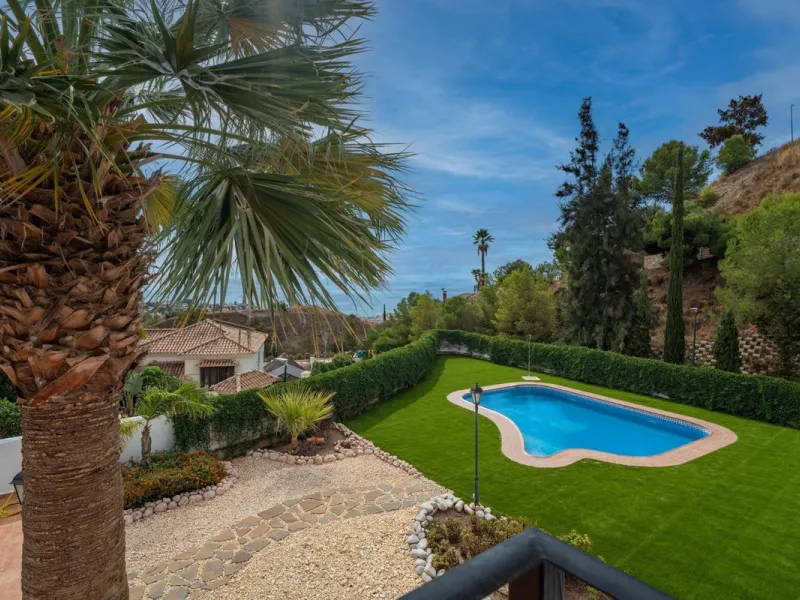 House - Detached Villa в продаже в Málaga, Málaga. В доме 5 спален и 4 ванных комнат. Площадь дома 350 м²