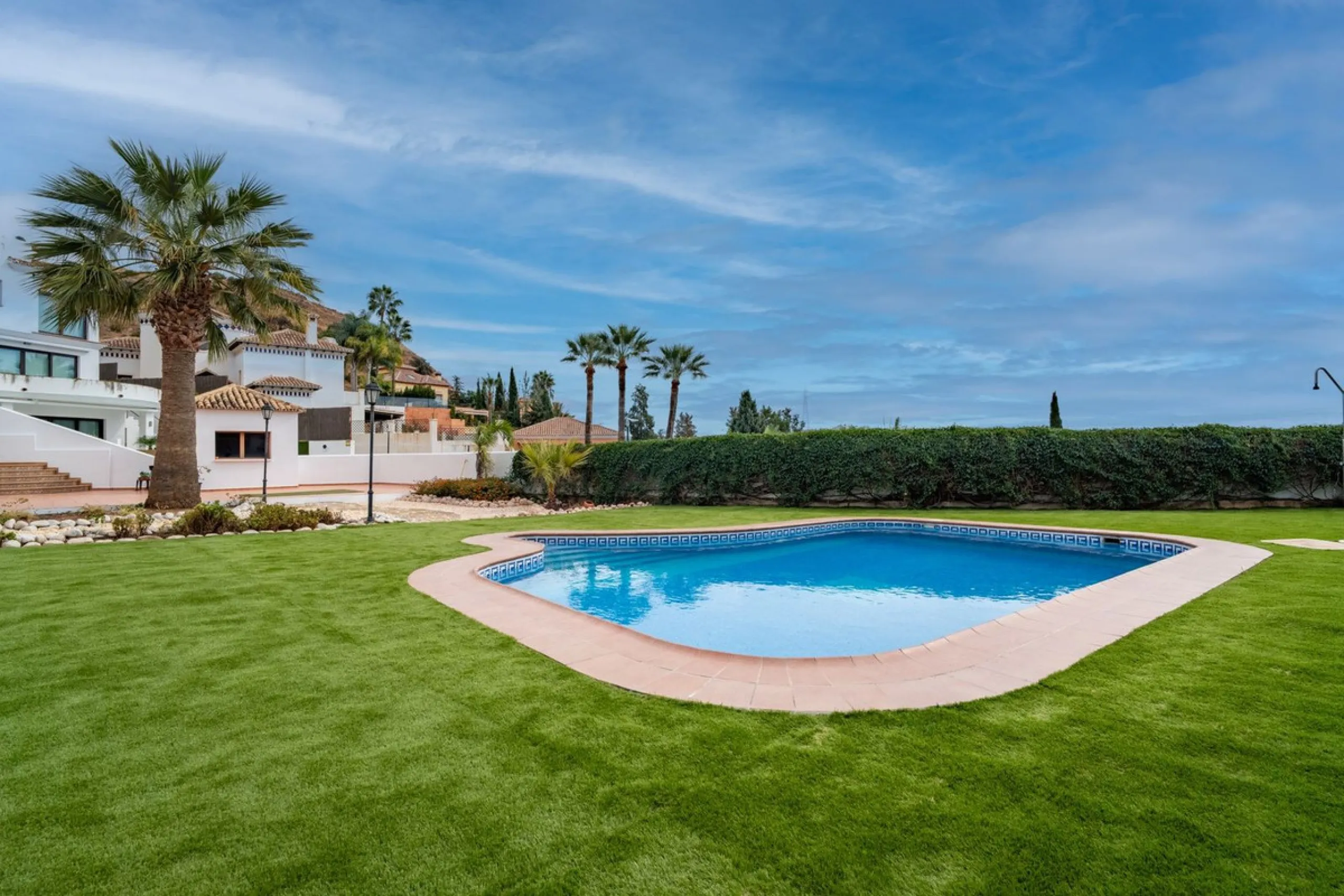 House - Detached Villa в продаже в Málaga, Málaga. В доме 5 спален и 4 ванных комнат. Площадь дома 350 м²