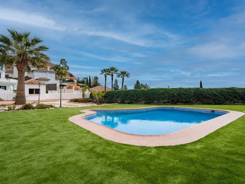 House - Detached Villa в продаже в Málaga, Málaga. В доме 5 спален и 4 ванных комнат. Площадь дома 350 м²
