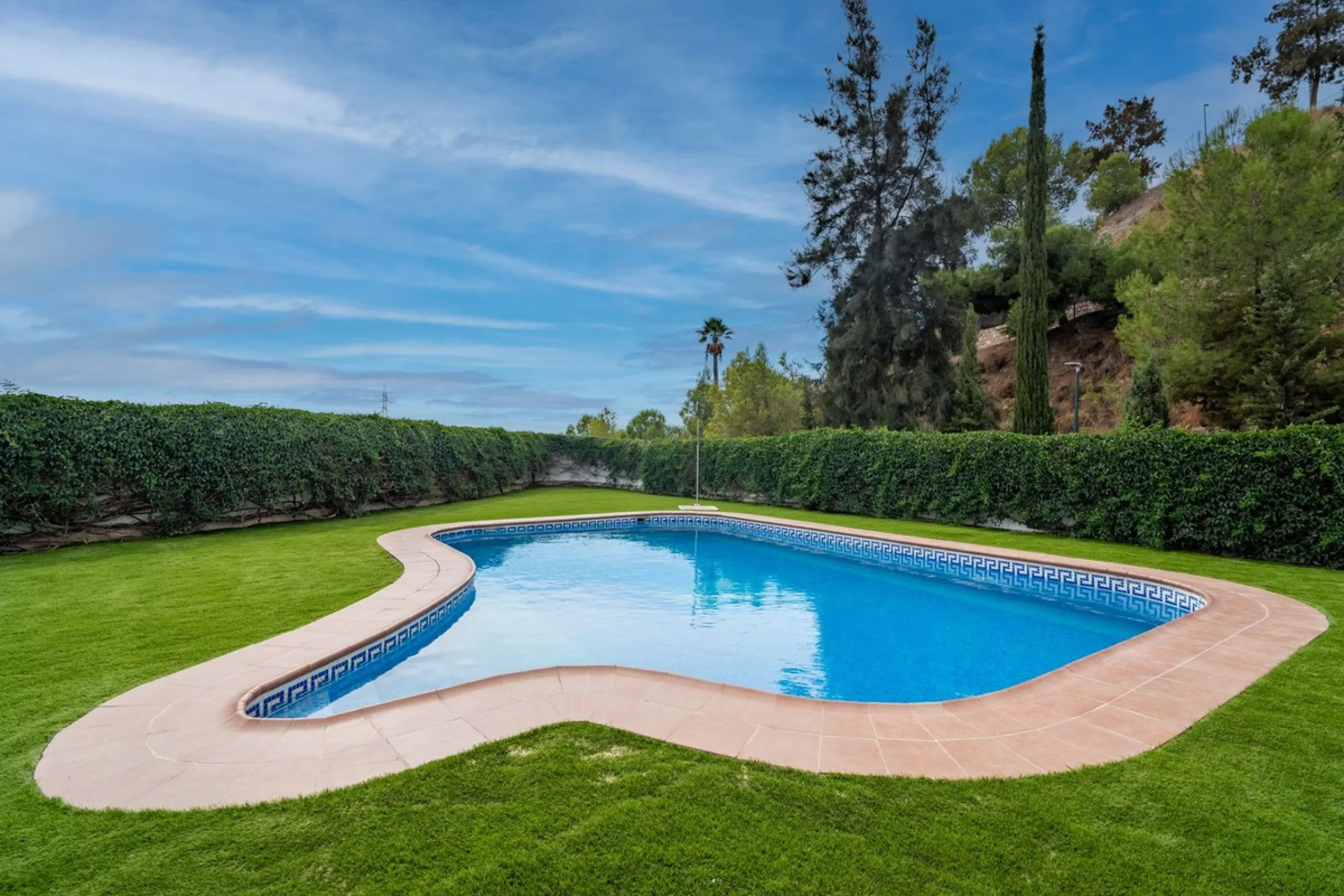 House - Detached Villa в продаже в Málaga, Málaga. В доме 5 спален и 4 ванных комнат. Площадь дома 350 м²