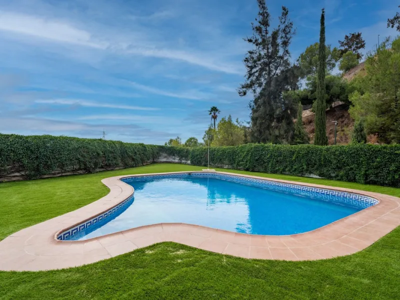 House - Detached Villa в продаже в Málaga, Málaga. В доме 5 спален и 4 ванных комнат. Площадь дома 350 м²