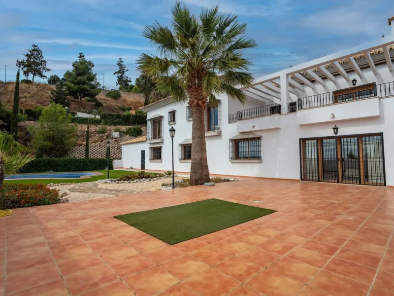 House - Detached Villa в продаже в Málaga, Málaga. В доме 5 спален и 4 ванных комнат. Площадь дома 350 м²