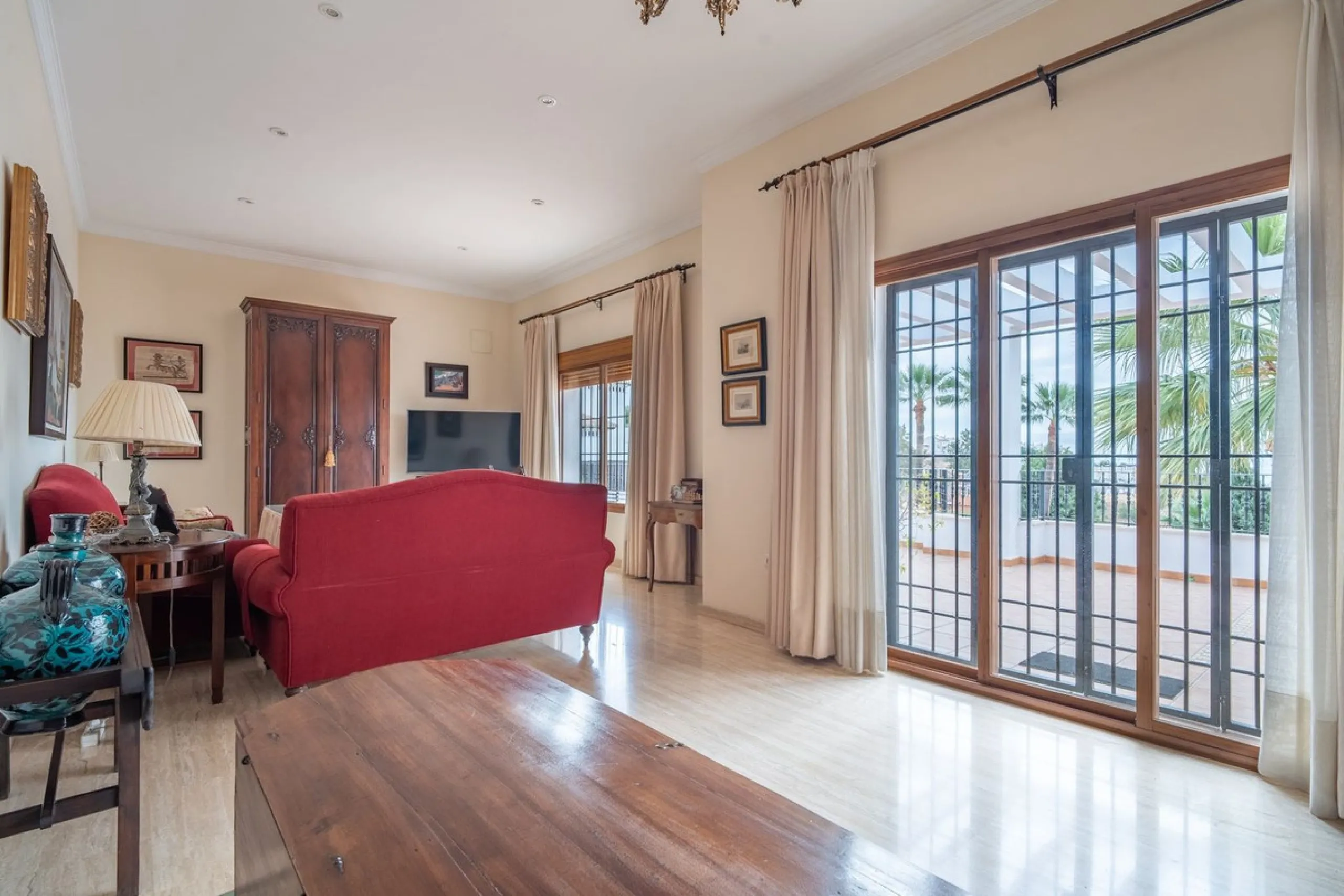 House - Detached Villa в продаже в Málaga, Málaga. В доме 5 спален и 4 ванных комнат. Площадь дома 350 м²