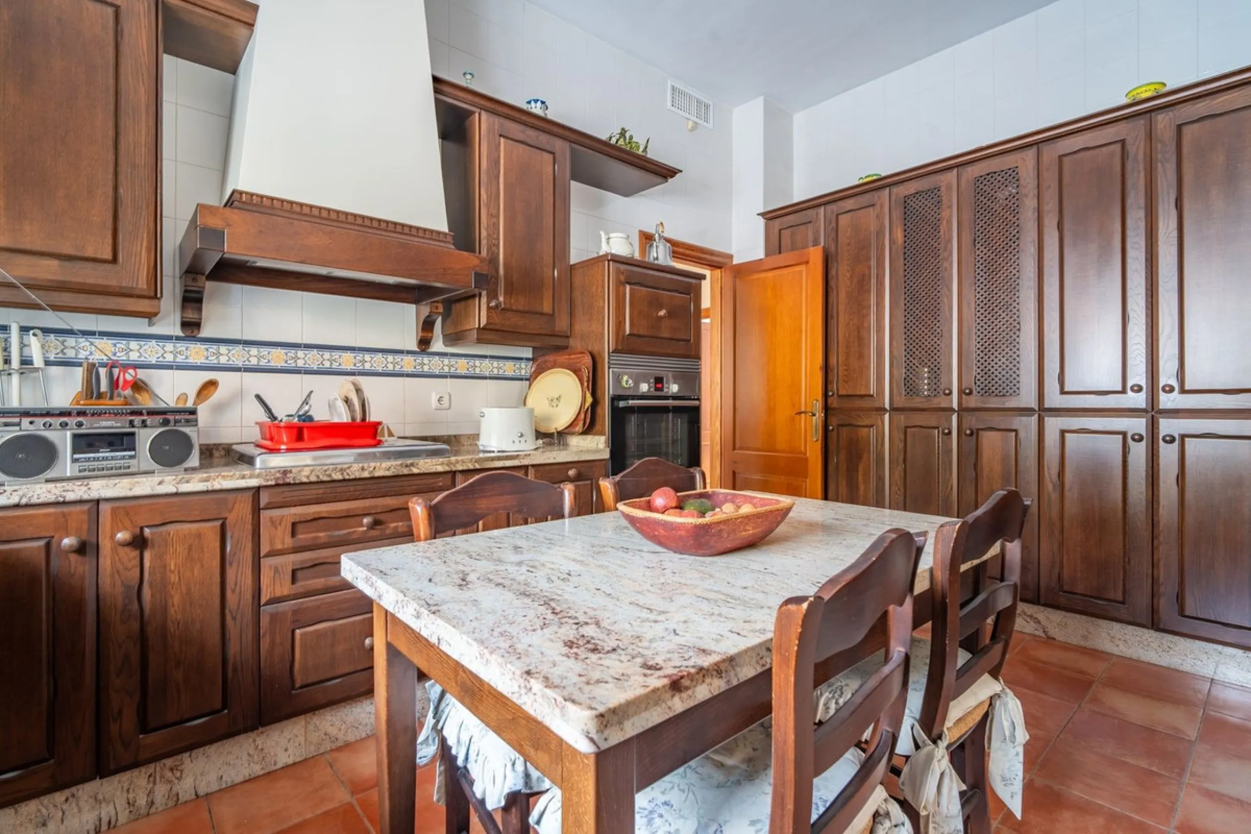 House - Detached Villa в продаже в Málaga, Málaga. В доме 5 спален и 4 ванных комнат. Площадь дома 350 м²