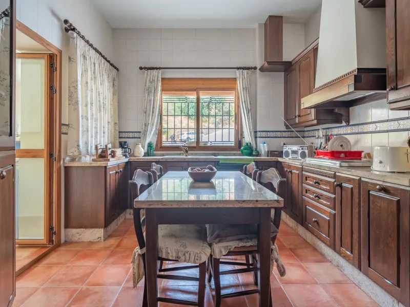 House - Detached Villa в продаже в Málaga, Málaga. В доме 5 спален и 4 ванных комнат. Площадь дома 350 м²