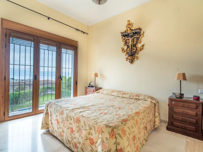 House - Detached Villa в продаже в Málaga, Málaga. В доме 5 спален и 4 ванных комнат. Площадь дома 350 м²