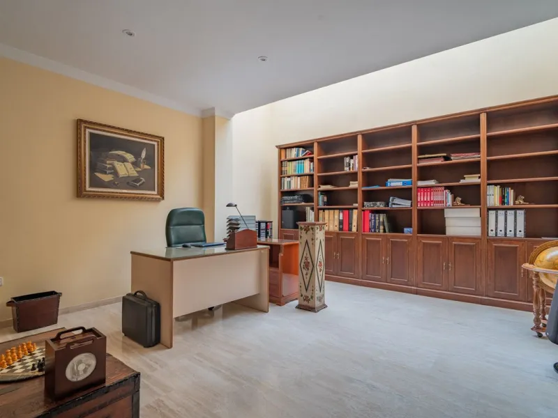 House - Detached Villa в продаже в Málaga, Málaga. В доме 5 спален и 4 ванных комнат. Площадь дома 350 м²