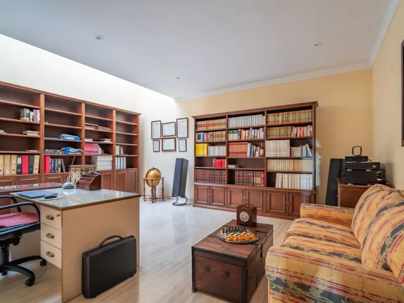 House - Detached Villa в продаже в Málaga, Málaga. В доме 5 спален и 4 ванных комнат. Площадь дома 350 м²